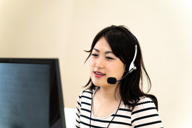 在呼叫中心工作的女人图片下载