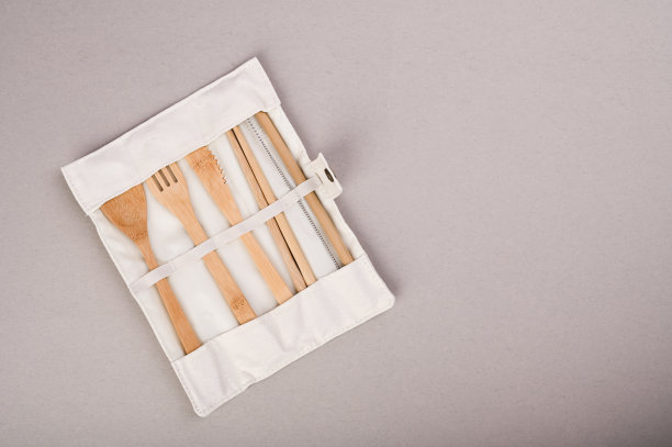 竹木制成的环保一次性用具。挂勺、叉、刀、竹碗、纺织品套。回收和自然材料的概念。高质量的照片。副本的空间。图片下载