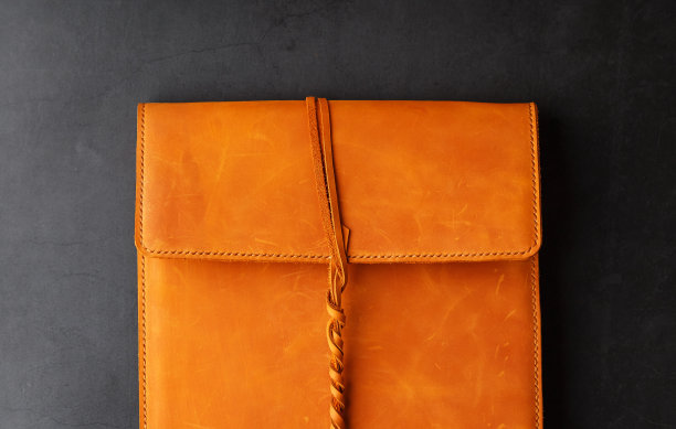 相册与空白黑色照片。分裂环的特写宏专辑。专辑封面为黑色背景，棕色真皮手工制作。图片下载