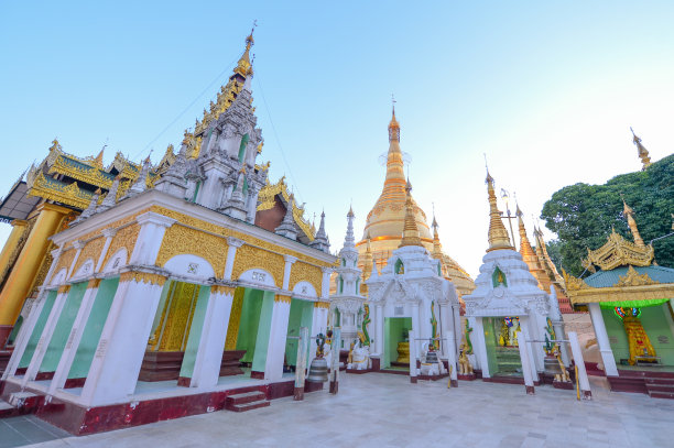 著名的大金塔(塔)与游客，游客和当地人漫步在仰光市中心的金塔，著名的旅游目的地在亚洲。图片下载