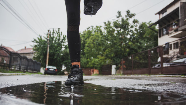 在水里跑步的时候把一条腿收起来图片下载