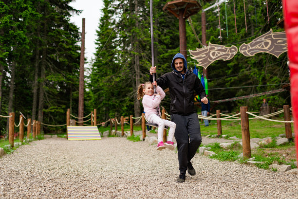 小女孩在森林里奔跑图片下载