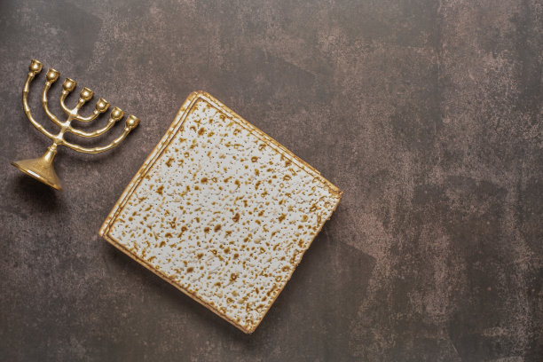 犹太教的宗教偶像和象征-烛台和无酵饼图片下载