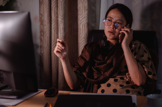 亚洲女商人晚上在家里加班。职业女性的生活方式。与同事进行在线交流和视频会议。社交距离和新常态。图片下载