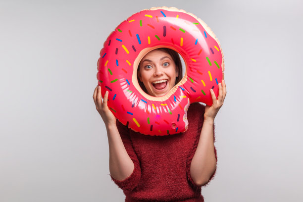 乐观有趣的女孩看着橡胶圈，带着开心惊奇的表情，在期待中欢呼雀跃图片下载