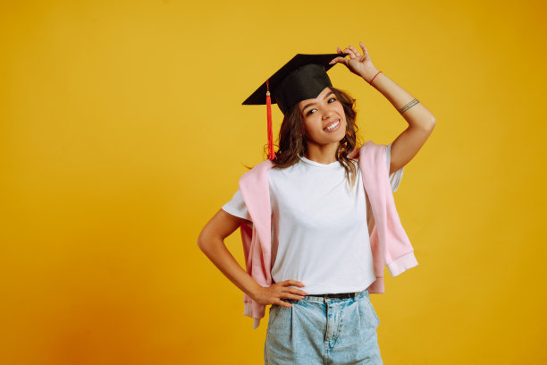 非裔美国女学生摆姿势微笑。图片下载