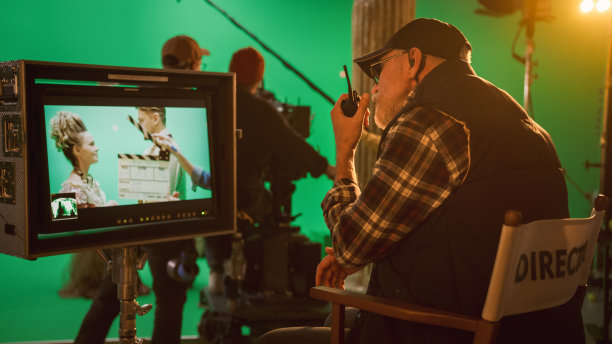 导演命令拍摄历史电影的绿屏CGI场景，演员穿着文艺复兴时期的服装。大电影工作室专业摄制组拍摄大预算电影。后视图拍摄图片下载