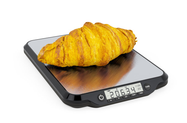 厨房尺度与羊角面包。3D渲染孤立在白色背景图片下载