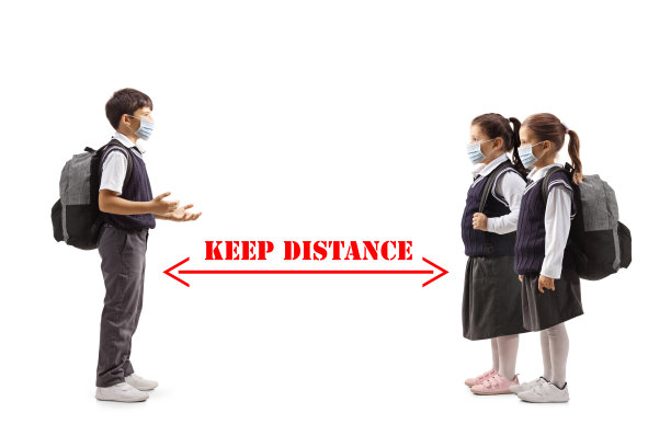 男学生戴着防护面罩，和女学生说话时保持社交距离图片下载