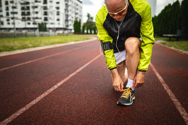 活跃的老男人系鞋带图片下载