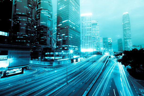 长期曝光的香港城市景观摩天大楼，有轻交通从汽车或巴士在中央商务区，香港图片下载