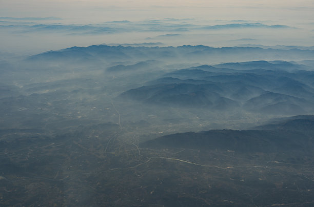 云和山脉的航空摄影图片下载