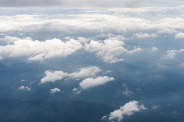 云和山脉的航空摄影图片下载