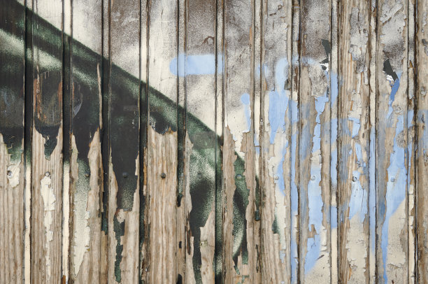 剥落的木质栅栏镶板上有蓝色和绿色的油漆图片下载