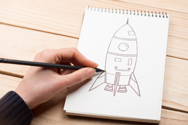 在工作室里画动漫的艺术家。图片下载