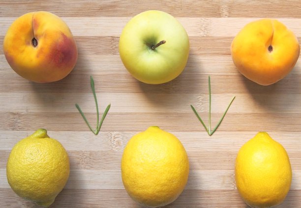 水果收获(苹果、柠檬和桃子)图片下载
