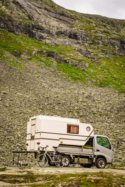 挪威山区的露营车图片下载
