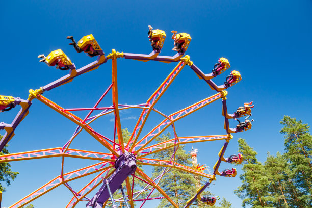 在阳光灿烂的日子里，在游乐园里进行极限运动图片下载