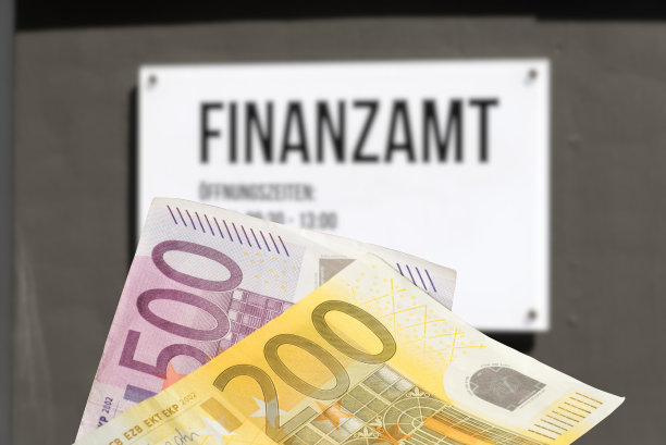 税务局和欧元钞票图片下载