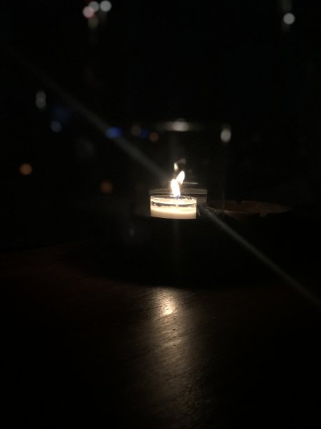 在黑暗的夜晚，蜡烛明亮地燃烧着图片下载