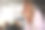 漂亮的年轻女子在镜子前涂口红图片下载