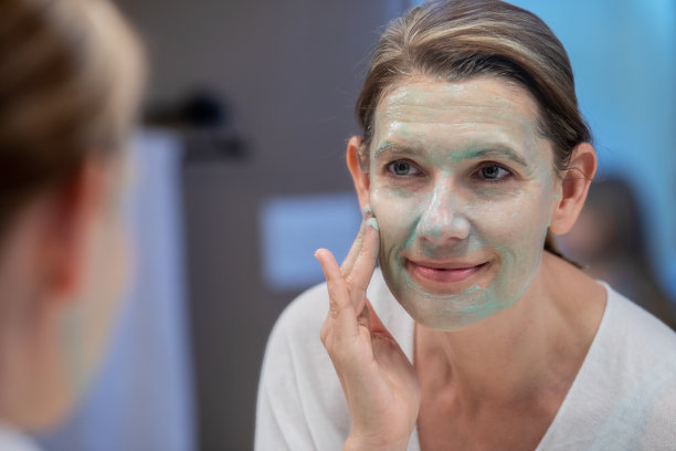 女性敷面膜图片下载