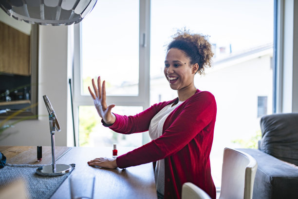 热情的女性正在检查她的新指甲颜色图片下载