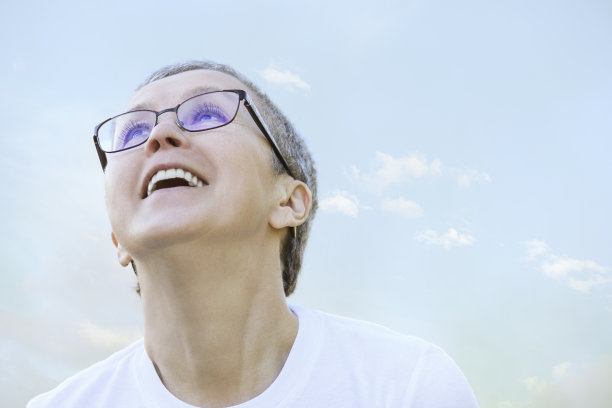 一个成熟女人的肖像，对着天空笑图片下载