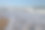 泡沫的海岸。涌潮。海滩。无聊的海。图片下载