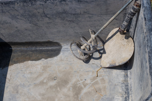 用于稀释水泥和砖石砂浆的工具。图片下载