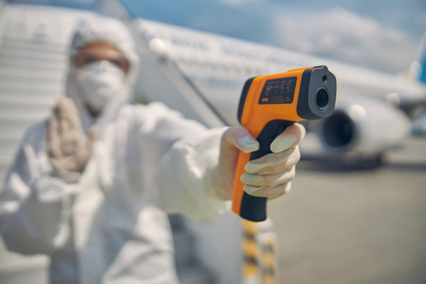 卫生官员站在登机楼梯上图片下载