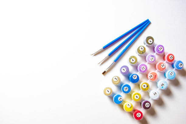 图片的数字。画在画布上。编号的油漆罐。创造性的爱好。有选择性的重点。用丙烯颜料画数字。隔离娱乐。图片下载