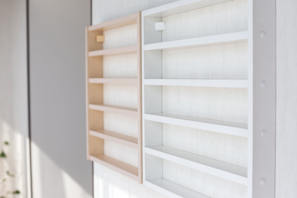 白色木架子在一间明亮的房间墙壁上。图片下载