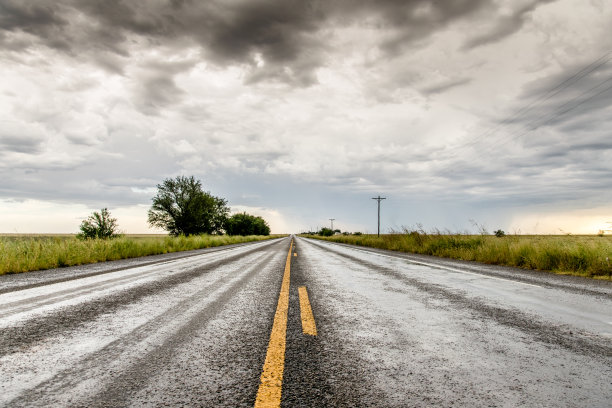 湿公路与风暴云图片下载