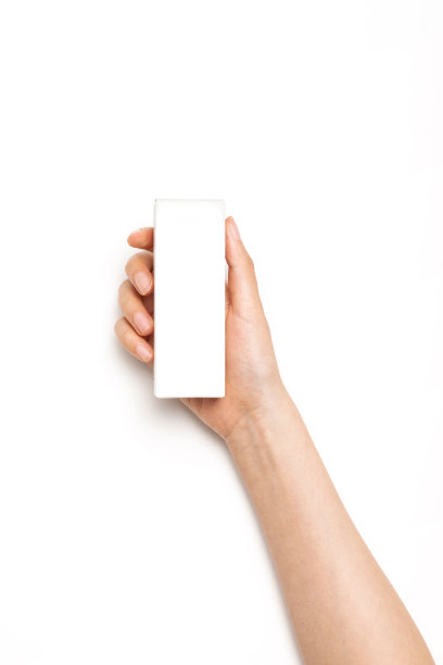 在白色的背景上，一个女人用手拿着一个化妆品容器。图片下载