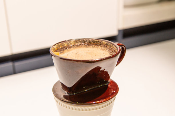 热水在纸过滤器与研磨咖啡库存照片图片下载