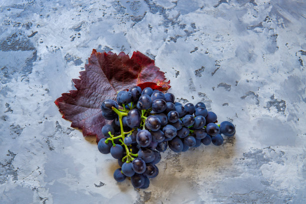 新鲜的红葡萄。在石桌上。图片下载