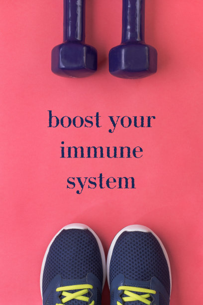 提高你的免疫系统海报-运动和积极的生活方式的概念。紫色的跑鞋和两个粉色背景的哑铃。平的。俯视图图片下载