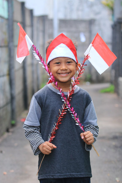 一名小学生举着印尼国旗图片下载