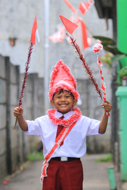 一名小学生举着印尼国旗图片下载