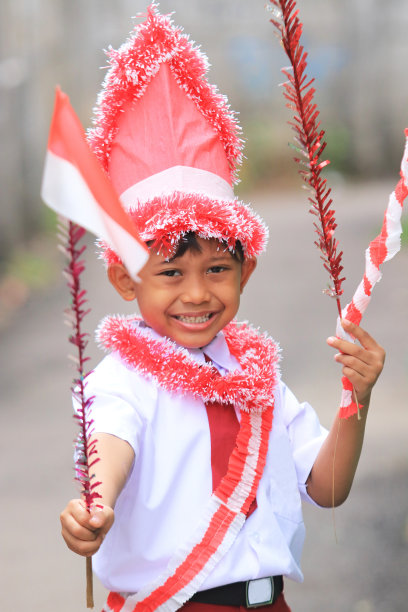 一名小学生举着印尼国旗图片下载