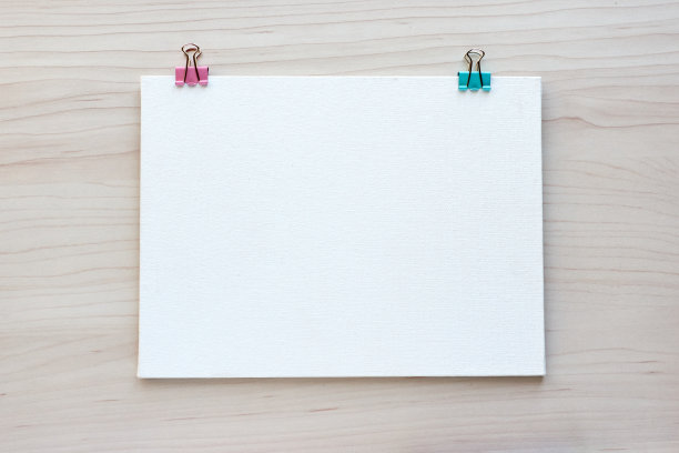 学校办公用品以木制为背景。回到学校的概念。白板与手的复制空间。顶部视图为您的设计做好了准备图片下载