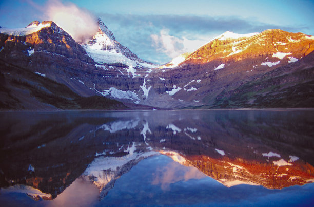 阿西尼博因山图片下载