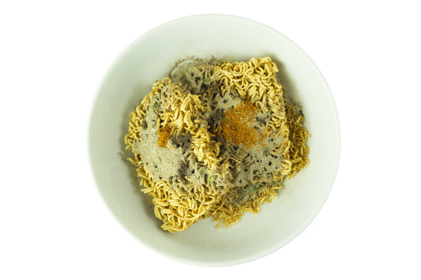 俯视图方便面生与调味孤立在白色背景与剪切路径图片下载