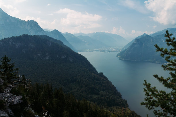 特朗西湖和阿尔卑斯山。夏季彩色照片，奥地利风景图片下载