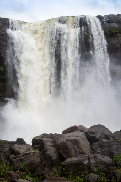 曼索恩时期美丽的自然景观，充满瀑布和绿色森林从喀拉拉邦著名的旅游景点，印度称为Athirappalli, Vaazhachaal图片下载
