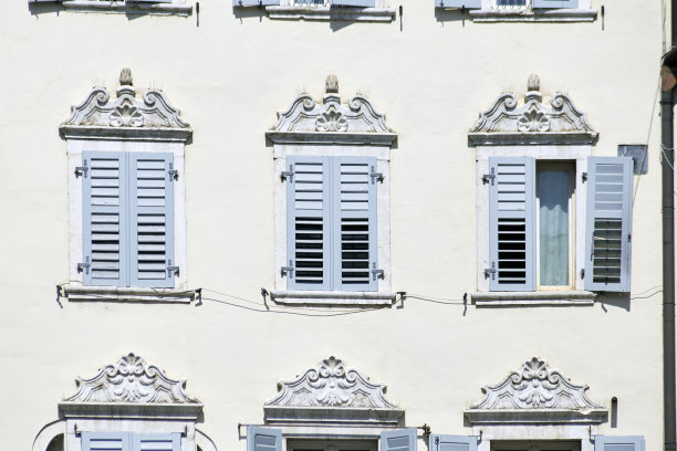 白色幕墙上的意大利窗带有灰色经典百叶窗图片下载