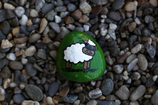 画好的登山石留在人行道上供路人观看图片下载