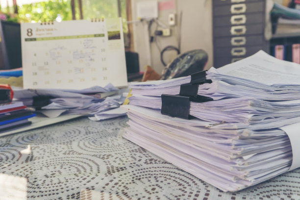 商务办公桌的概念。将纸张、笔记本电脑和年度报告放在桌上。图片下载