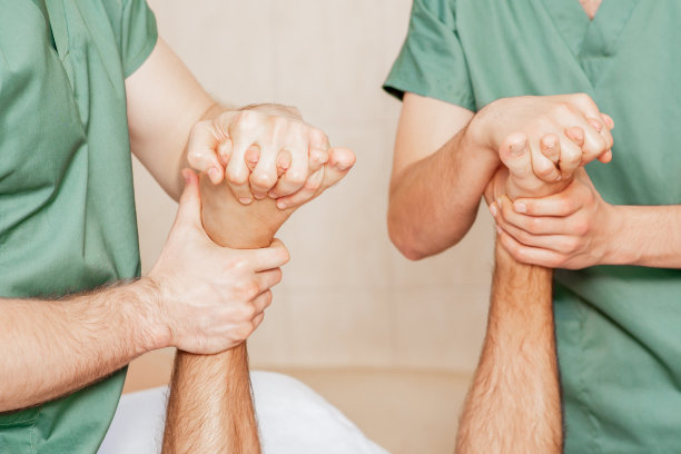 男人接受脚趾按摩。图片下载